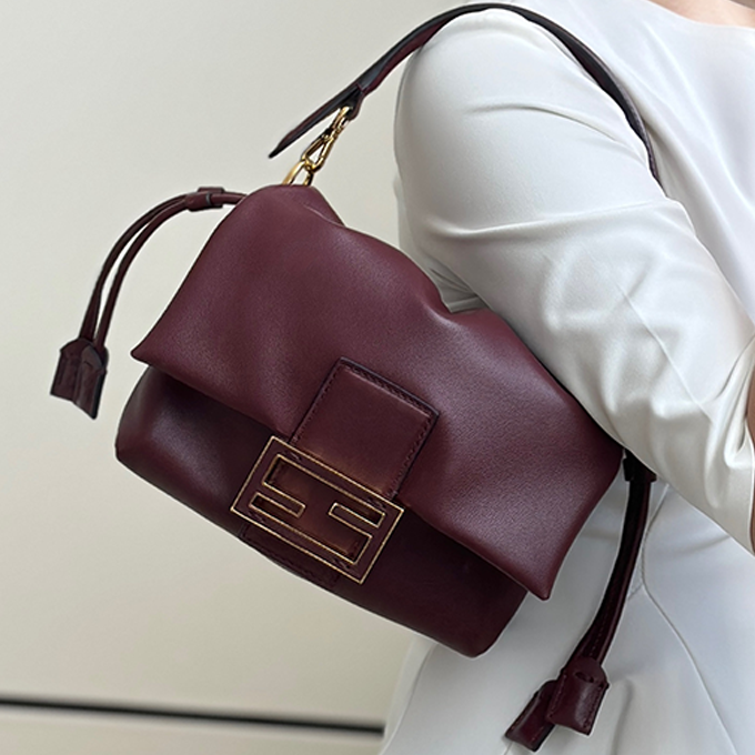 fendi mamma baguette small handbag